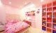
                                    女孩房搭配屋主收藏Hello Kitty系列玩偶，整体以粉红色为基底，并以线条和红心图案点缀，满足小女孩梦幻情怀。