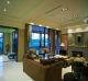 
                                    客厅挑高楼高加上大面采光，舒适宽敞。