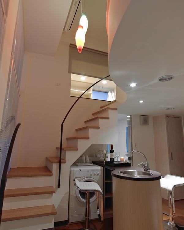 楼梯图片来自玉鼎设计团队在机能美 圆曲线简约居_现代风_39 平客厅、吧台、卧房、浴室的分享