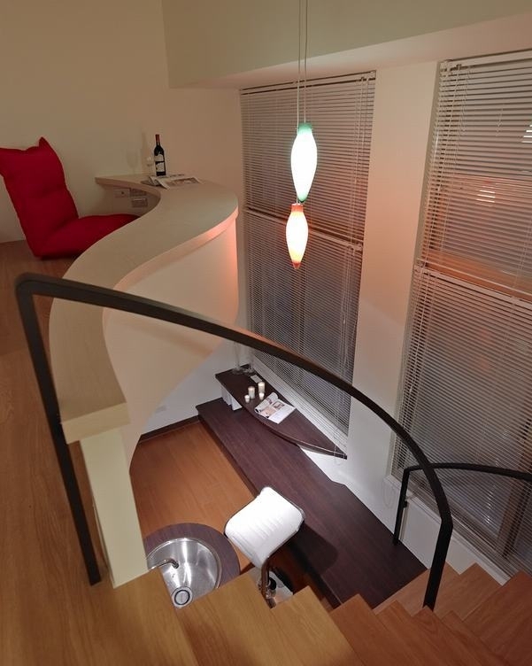 楼梯俯瞰图片来自玉鼎设计团队在机能美 圆曲线简约居_现代风_39 平客厅、吧台、卧房、浴室的分享
