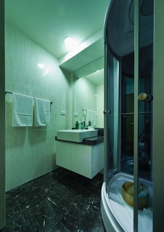 卫浴图片来自玉鼎设计团队在经商旅人的日式简约生活_混搭风_29 平玄客厅、厨房、卧房、浴室的分享