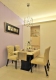 
                                    餐厅唯美紫色的立面，带有珍珠光的色泽，在现代简约的风格里挹注柔性氛围。