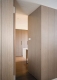 
                                    运用橡木染灰加上无框隐藏门设计，形成一深具质感的隔间墙面。