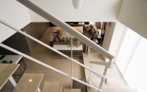 楼梯二图片来自秦旭峰在英伦情人的优雅气质_现代风_198 平玄关、客厅、餐厅、厨房、主卧房、更衣室、小孩房、浴室的分享