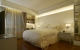 
                                    主卧房以拋物线的弧形床头设计，修饰旧建筑的床头大梁，并打上灯光让空间更具氛围。