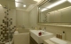 
                                    四件式的全套卫浴空间，镜外的框型与磁砖拼贴，皆显示设计师对於各个空间的细腻处理，面面俱到。