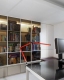 
                                    书房藏书柜以茶色玻璃门搭配天花板延伸而下的净白线条，让背墙光源围塑出立面的层次效果。