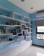 
                                    书房壁面上的蓝与书架白，轻映入室犹如一幅蓝天白云的抽象画作。