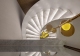 
                                    白净的钢烤扶手赋予旋转楼梯现代简洁语汇，并於踏阶缀以间接光源，光影映照构图之美。