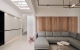 
                                    艺谷空间设计利用走廊的空间将鞋柜、衣帽间和储物区收拢在同一个平面，悬空柜体搭配间照和天花板的天井设计，充分利用自然光源。