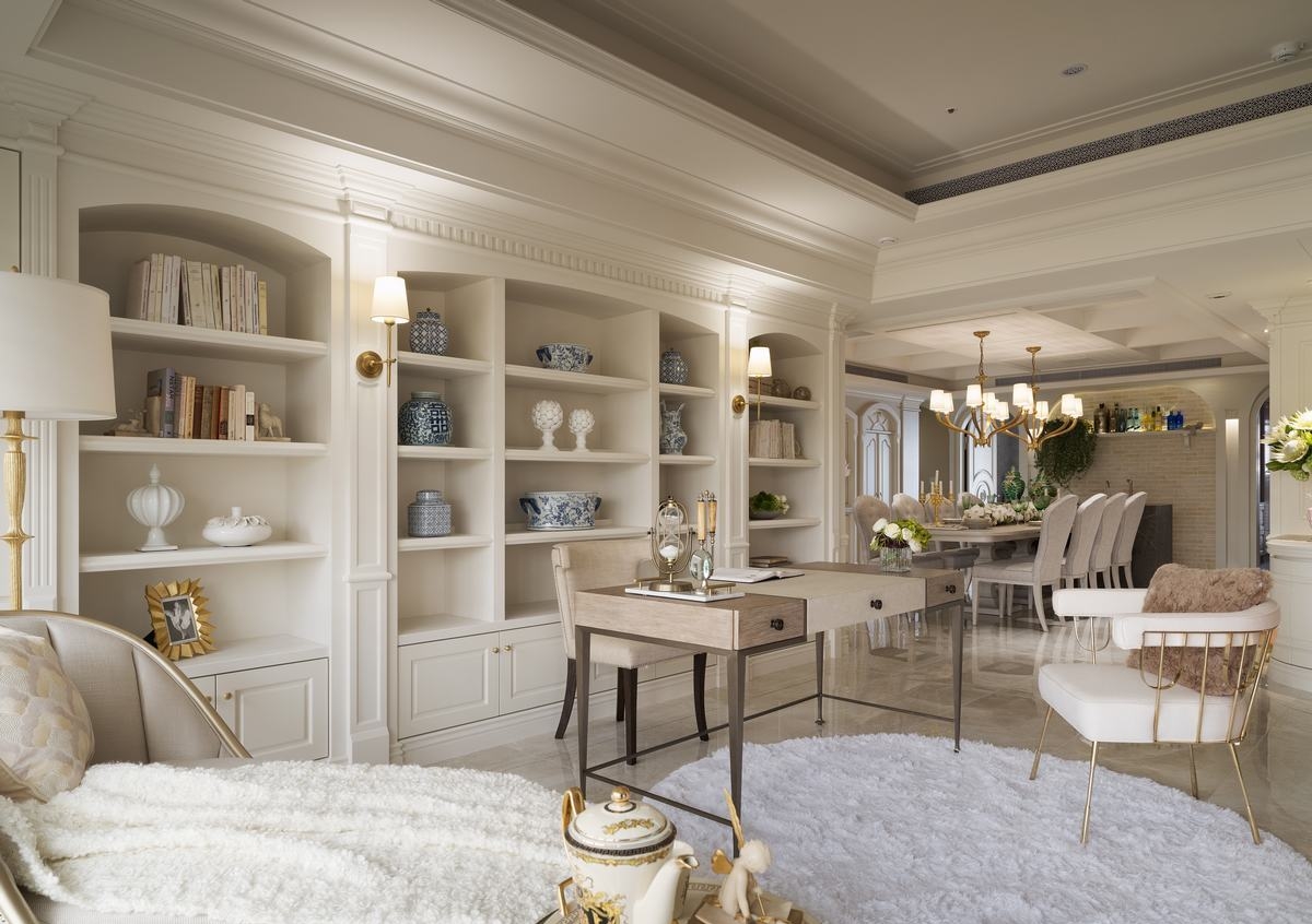 阅读区背墙的书柜,展示柜,以法式精致线板勾勒层次线条,圆弧造型则